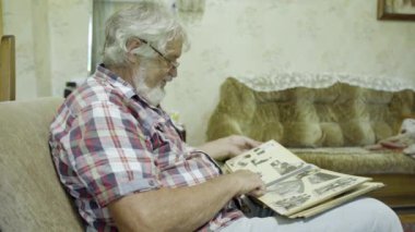 Olgun adam onun eski albüm fotoğraf ile seyir