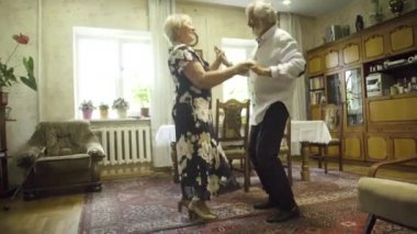 Pozitif üst düzey çift evde dans