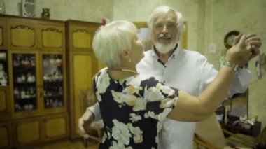 Aşk üst düzey çift birlikte evde dans