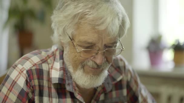 Homme âgé souriant en lunettes et chemise à carreaux — Video
