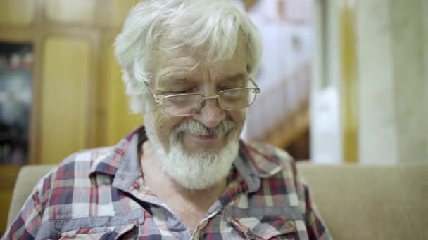 Веселый пожилой мужчина дома — стоковое видео