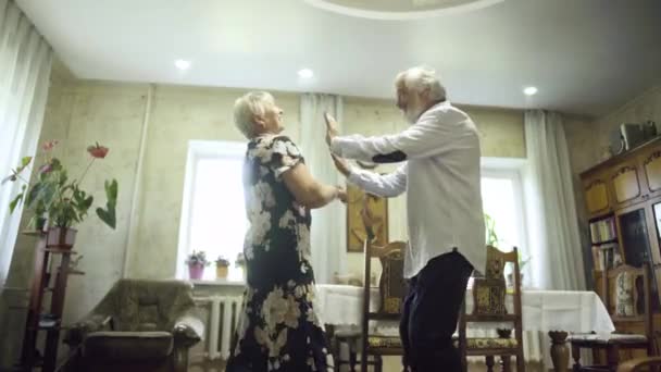 Mutlu üst düzey çift evde dans — Stok video