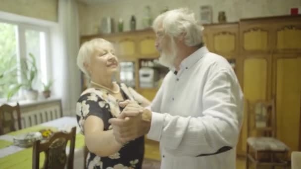年配のカップルが家で一緒に踊って恋幸せ 屈託のない 幸せな 成熟した人は彼ら自身を感じ — ストック動画