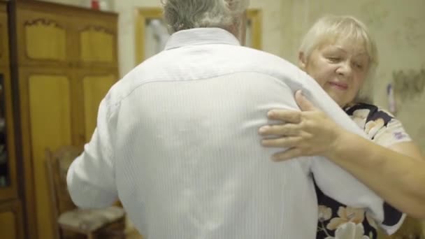 Взрослые люди танцуют вместе дома — стоковое видео