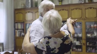 Komuta sizde karısı evde yavaş dans