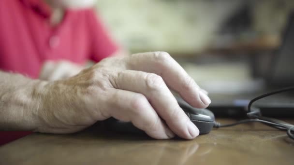 Senior man using wired mouse — Stock Video