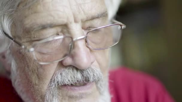 Старший чоловік в окулярах — стокове відео