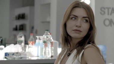 Aynaya makyaj odasında yakınındaki güzel esmer