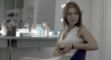 Güzel model rahatlatıcı kahve ile makyaj odasında