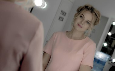 Profesyonel makyaj göz makyaj odasında ayna ile genç güzel model