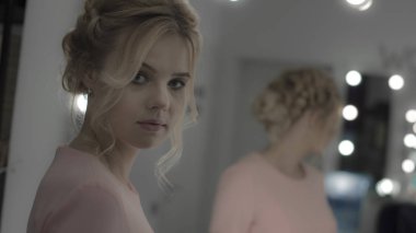 Profesyonel saç ve makyaj göz kamera ile çekici genç hanım