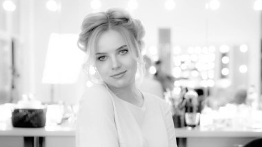 Güzel genç kız fotoğrafı siyah-beyaz