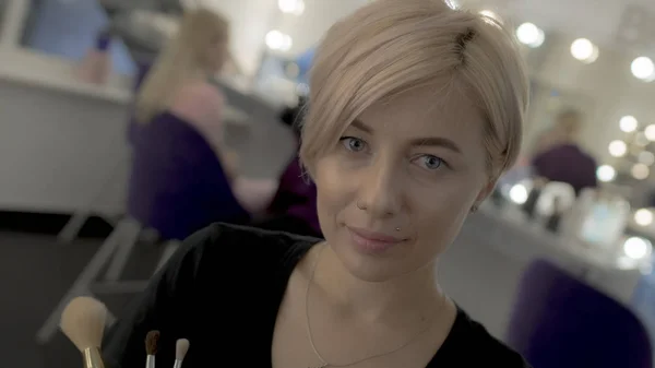 Portrett av blåøyde blondiner med kort hårklipp som ser på kamera – stockfoto