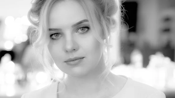 Svart-hvitt bilde av en vakker jente med profesjonell sminke – stockfoto