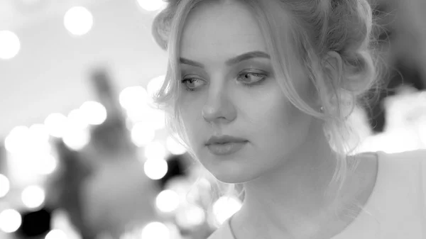 Vakker, ung jente, svart-hvitt bilde – stockfoto