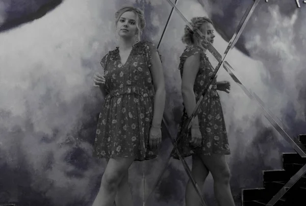 Viehättävä nuori tyttö seistä lähellä peiliä — kuvapankkivalokuva