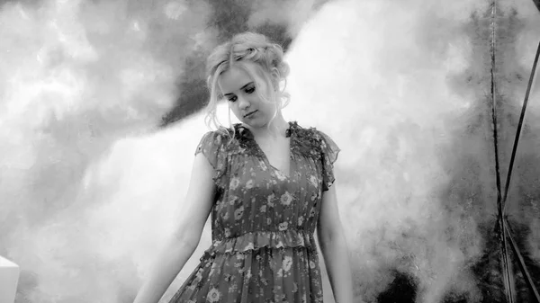 Nuori kaunis tyttö mekko kuin savussa — kuvapankkivalokuva
