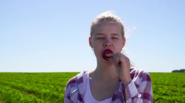 Genç kız alan kırmızı taze çilek yeme