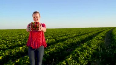 Genç güzel kız göstermek kutu çilek fotoğraf makinesinde dolu