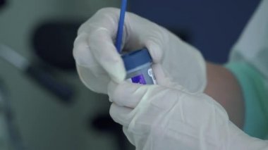 Doktor test örneği küçük konteyner içine koymak.