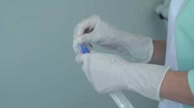 Doktor açmak pamuklu bir bez almak için sterilize