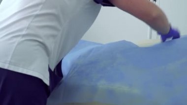 Doktor tek kullanımlık peçete jinekolojik sandalye koy.