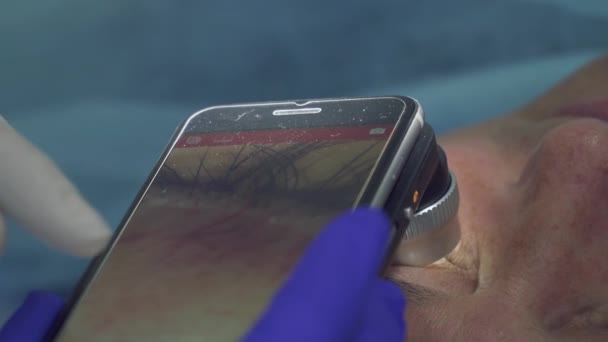 Cosmetologue faire la photo de taupe du patient 