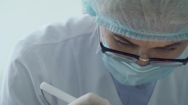 Dermatolog hořící Krtek s laserem na kůži pacienta — Stock video