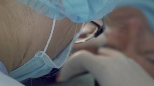 Orvos fertőtleníthető bőr beteg előtt az eljárás — Stock videók