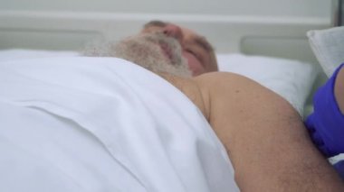 Doktor hasta prosedürü Elektroforez için hazırlamak