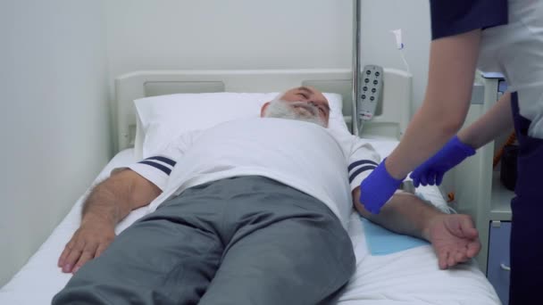 Enfermera Revisando Gotero Viejo Paciente Hombre Mayor Tratamiento Hospital Amistosa — Vídeo de stock