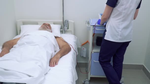 Médico revisando al paciente durante el procedimiento de electroforesis — Vídeo de stock