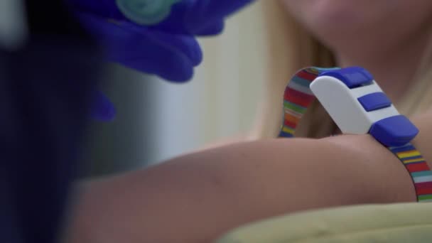 Le docteur a mis l'aiguille dans une veine, procédure de prise de sang d'une veine 