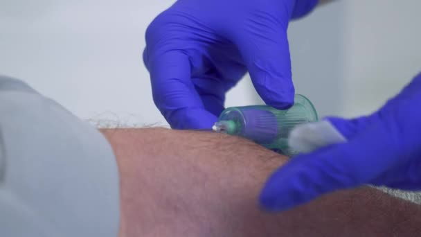 Zdravotní sestra přijímání krve ze žíly starší muž — Stock video