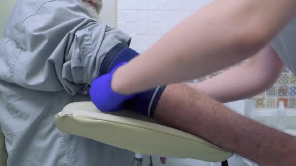 医生检查脉搏与血压计 — 图库视频影像