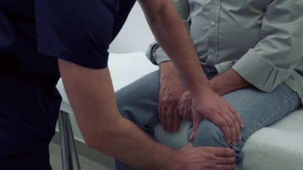 Reumatologista checando o joelho do paciente — Vídeo de Stock