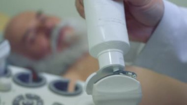 Doktor jel ulstrasound ekipman koymak.