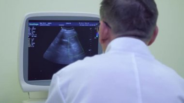 Doktor ultrason cihazları ekranında bakın