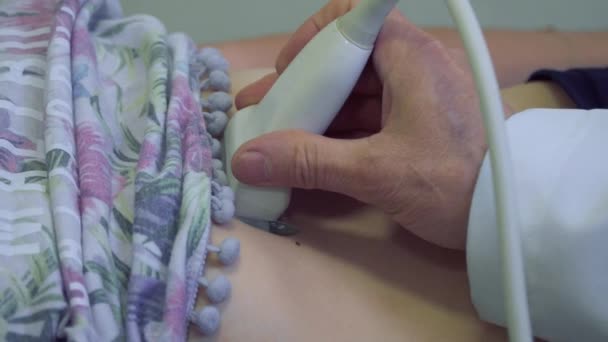 Doktor se ultrasonografie těhotné ženě — Stock video