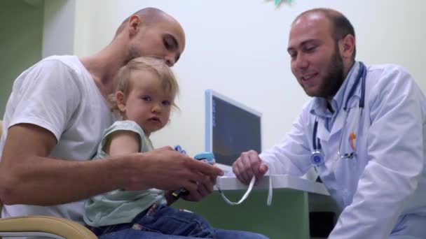 Junger Mann mit kleiner Tochter beim Kinderarzt-Empfang — Stockvideo