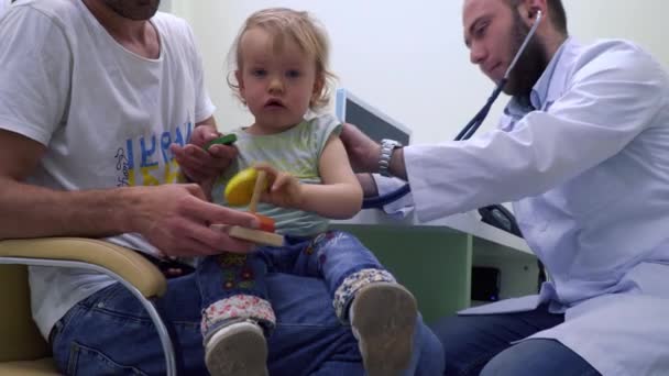 Kinderarzt überprüft Herzschlag des kleinen Mädchens mit Stethoskop — Stockvideo