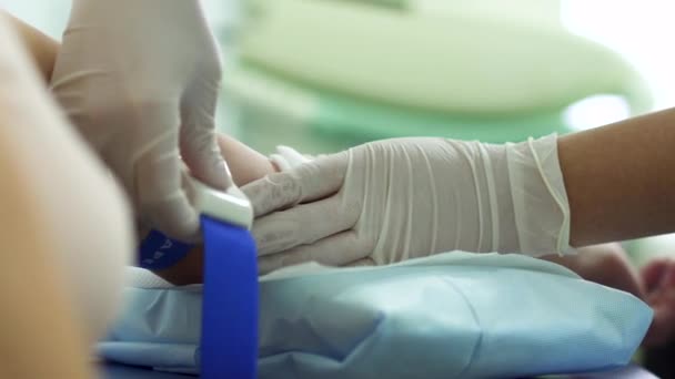 Pielęgniarka gotowego podjąć krwi z żyły i usunąć pasa od ręki — Wideo stockowe
