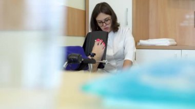 Doktor kontrol mechanotherapy yaralı bacak yordamı