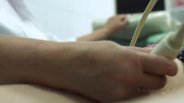 Médecin examinant le genou du patient avec un équipement d'échographie — Video