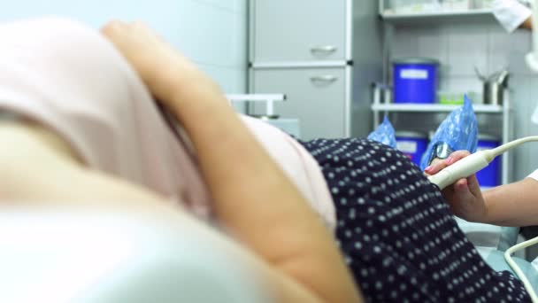 Врач осмотреть колено женщины с помощью ультразвукового оборудования — стоковое видео