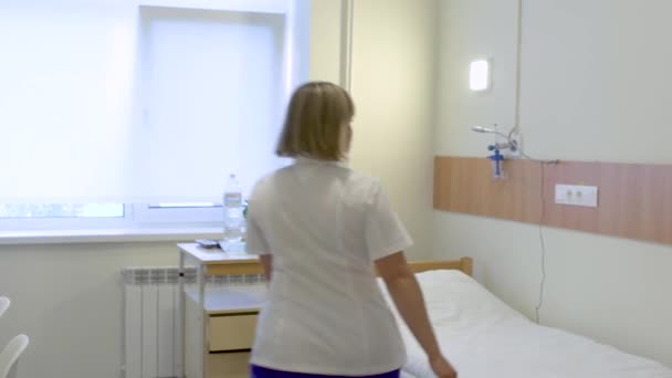 Enfermeira está trabalhando em um quarto de hospital — Vídeo de Stock