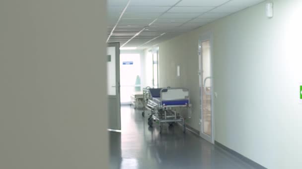 Bir hastane koridorunda — Stok video