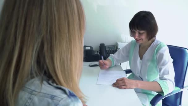 Ginecologista dar conclusão médica para uma jovem mulher — Vídeo de Stock