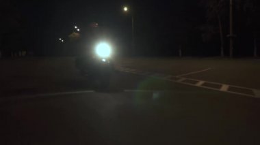 Gençlerin gece City motosiklet Binme