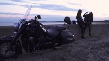 İki genç kız bisikletçileri rahatlatıcı akşam setin sonra motosiklet gezisi